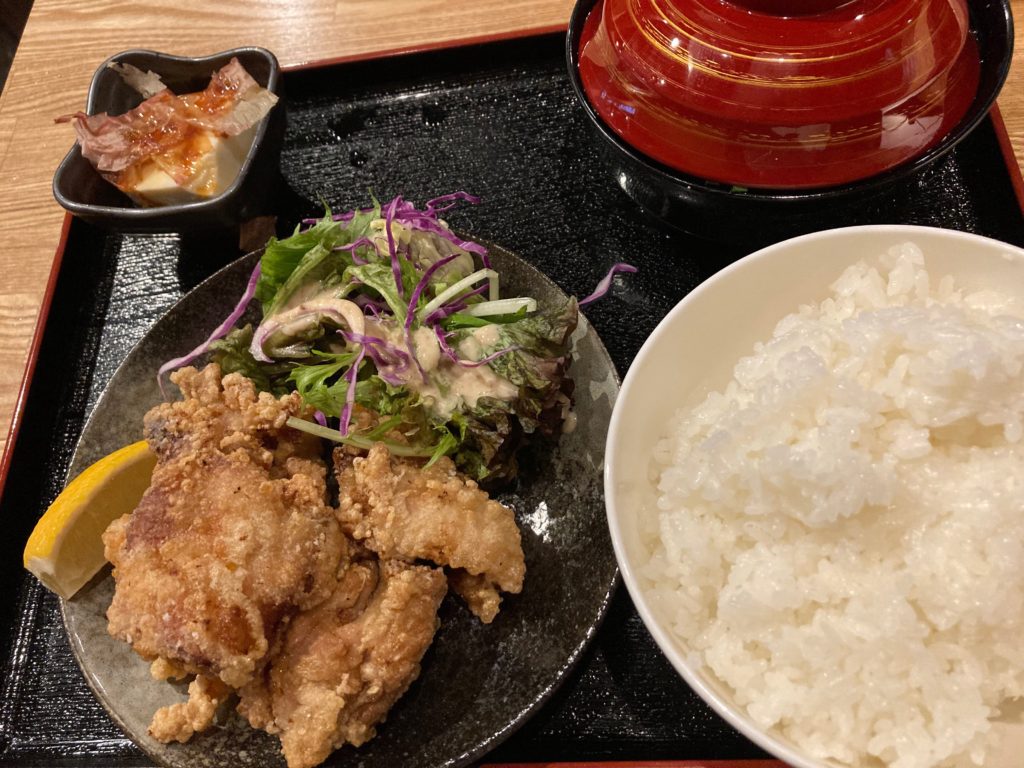 居酒屋の唐揚げ定食