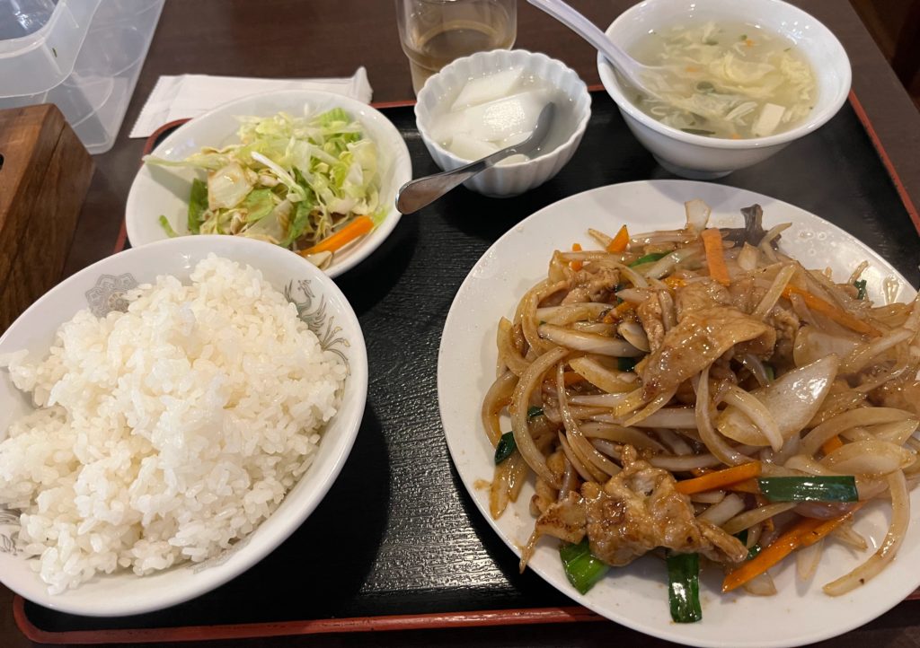 昼ちょうどの中華ランチ、意外と空いてる・・