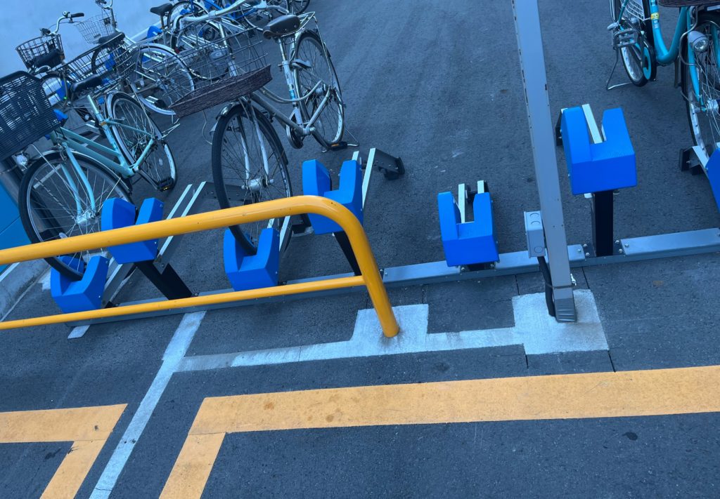 ブルーの自転車置き場