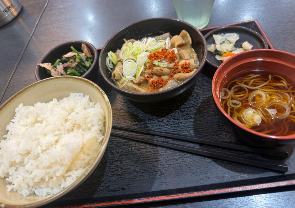 ひさびさの、もつ定食