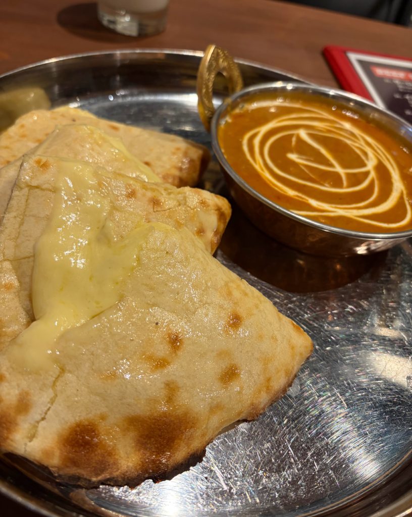 チーズナンとカレー