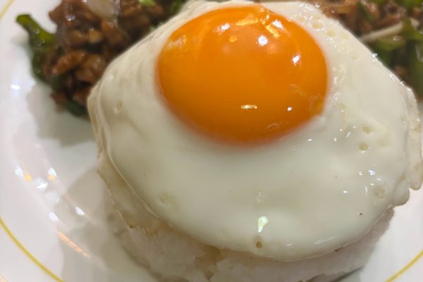 飲食店で働く外人女性スタッフ