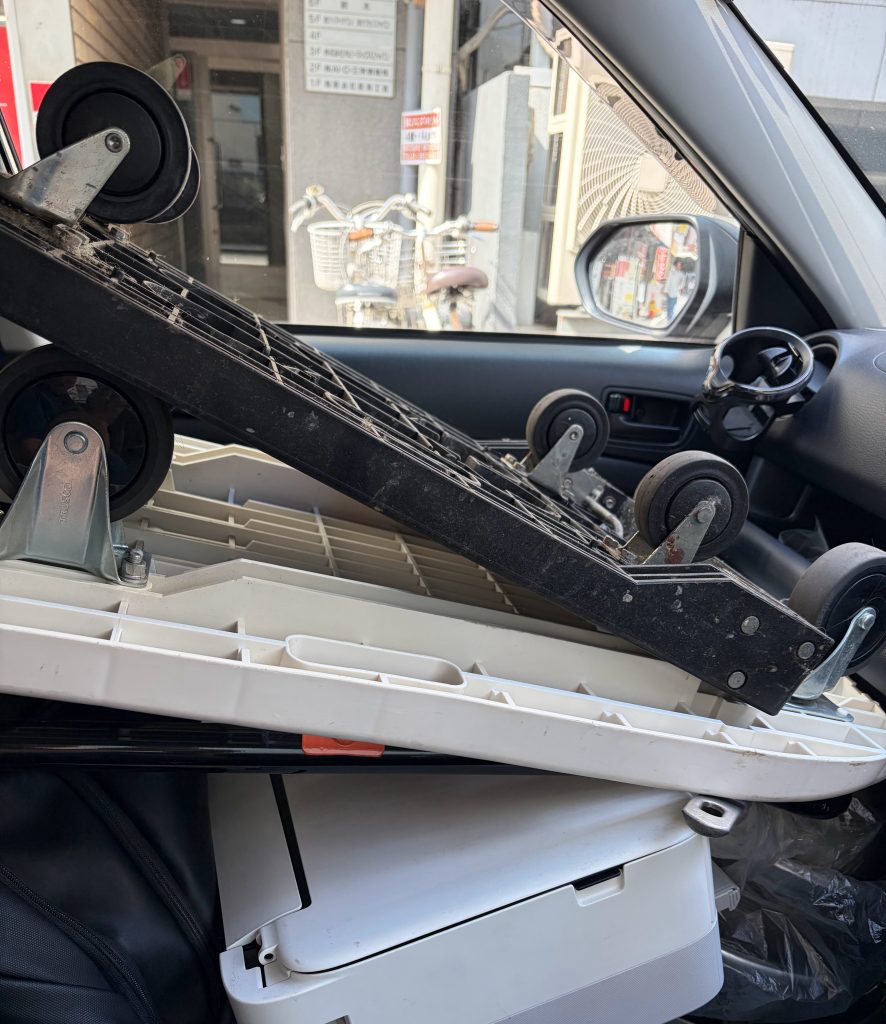 仕事で荷物運ぶ